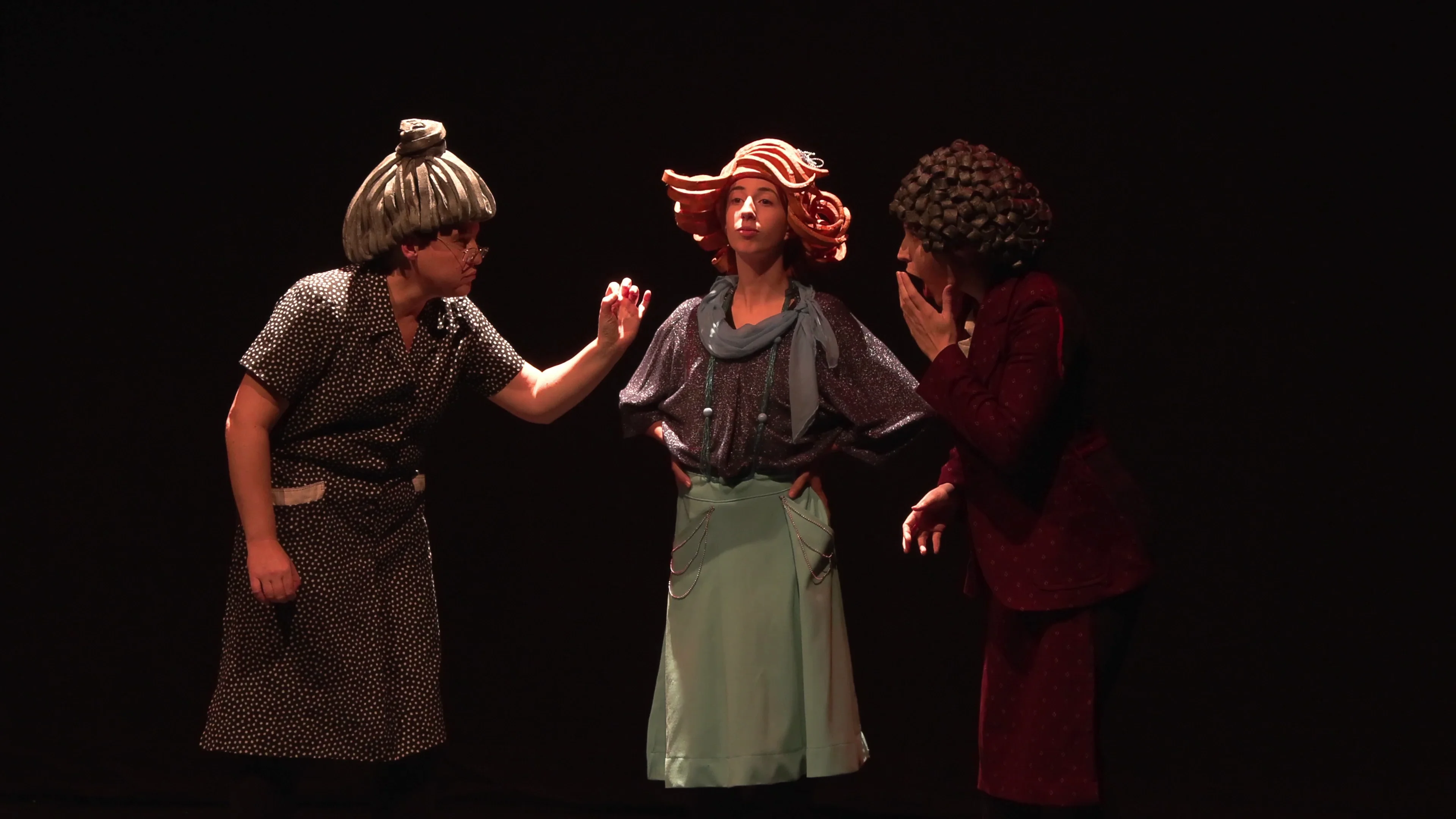 Tres actrius en escena amb il·luminació dramàtica - Espectacle Guirigall